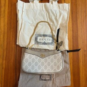 Gucci shoulder bag with gold chain